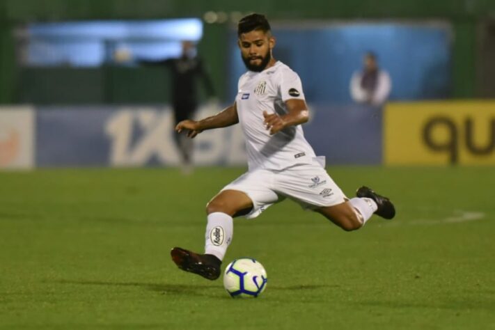 ESQUENTOU - O Santos negocia a saída do lateral-esquerdo Felipe Jonatan, de 23 anos, para o Fenerbahçe, da Turquia. O jogador foi titular no empate contra o Guarani, neste domingo, pelo Campeonato Paulista. O vínculo atual do camisa 3 com clube santista vai até fevereiro de 2025.