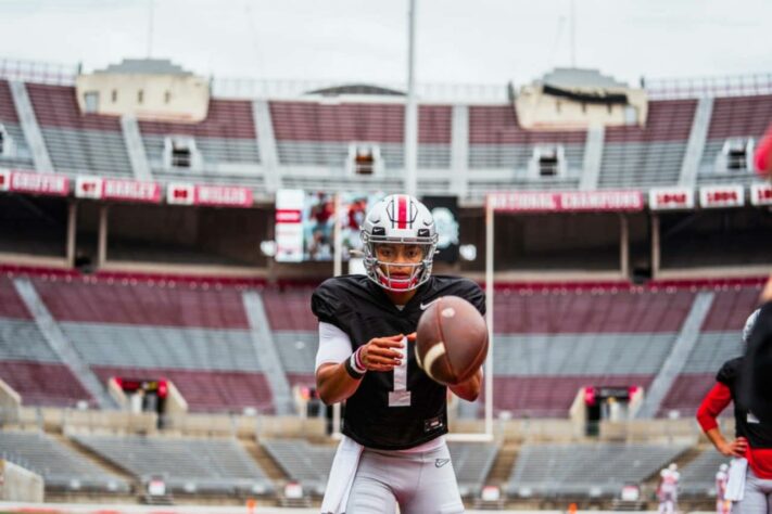 4ª Atlanta Falcons - Justin Fields (QB - Ohio State): Difícil prever o que os Falcons planejam para o futuro. Mas um cenário de trade down é bem possível, Podendo escolher aqui, vale tentar encontrar o QB do futuro. 