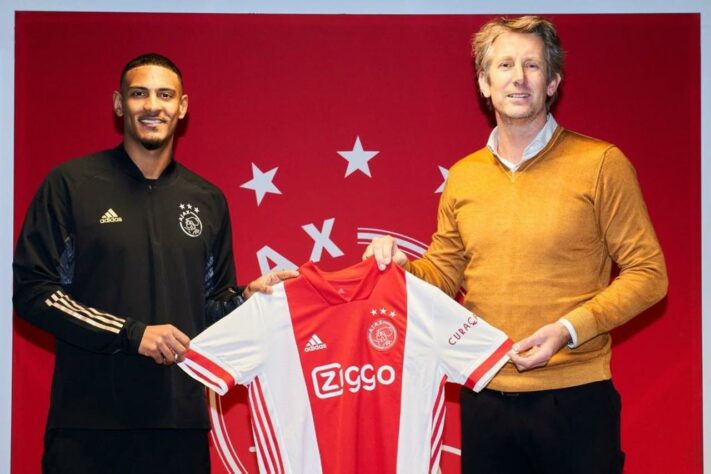 ESQUENTOU - Sébastian Haller, atacante do Ajax, é um dos alvos do Borussia Dortmund para substituir Erling Haaland na próxima temporada. No entanto, Erik Ten Hag, técnico do clube holandês, garantiu que não deixará o centroavante sair da equipe a qualquer custo. Haller não é o único nome que está sendo estudado para substituir Haaland na próxima campanha. O nome de Karim Adeyemi, centroavante de 19 anos do RB Salzburg e da seleção alemã, também está sendo cotado para vestir as cores aurinegras.