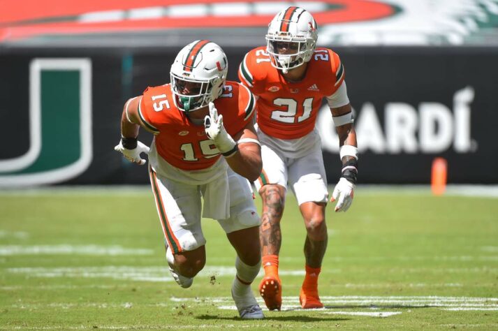 23ª New York Jets: Jaelan Phillips (Edge/Miami) - Robert Saleh gosta de uma linha defensiva agressiva e que pressiona o quarterback rival. Para tanto, aposta aqui no edge rusher de Miami, que poderia estar mais alto não fossem as diversas contusões no College Football. 