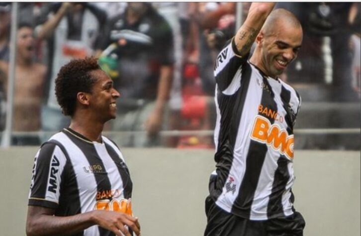 Diego Tardelli e Jô - Atlético-MG: Atacantes que ficaram marcados por títulos no Galo. Conquistaram juntos o Campeonato Mineiro de 2013, a Copa do Brasil de 2014, a Libertadores de 2013 e a Recopa Sul-Americana de 2014.