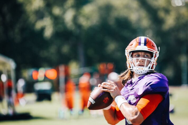 1ª Jacksonville Jaguars - Trevor Lawrence (QB - Clemson): Você vai ver dezenas de mocks até o próximo Draft. Raros serão aqueles que Lawrence não vai para os Jags.