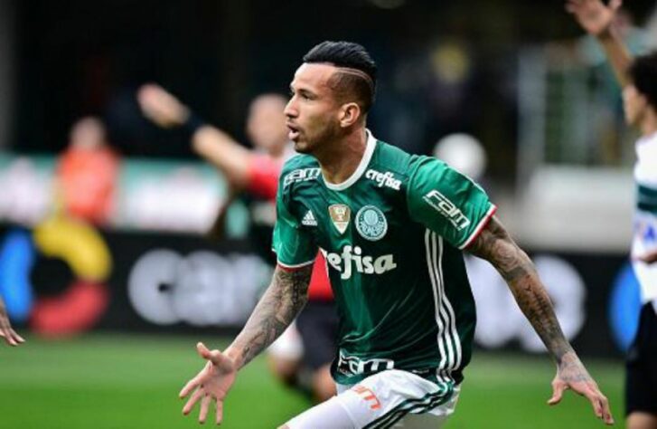 Leandro Pereira: contratado cheio de expectativas após bom ano na Chapecoense, Leandro Banana não foi o artilheiro que costumava ser no Palmeiras e foi vendido assim que possível ao Club Brugge por 3,5 milhões de euros.