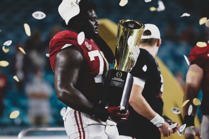 21ª Indianapolis Colts - Alex Leatherwood (OT - Alabama): Com a aposentadoria da Castonzo, tackle se torna uma necessidade para Indianapolis. E eles buscam a solução no mamute de Bama, que tem experiência também como guard.