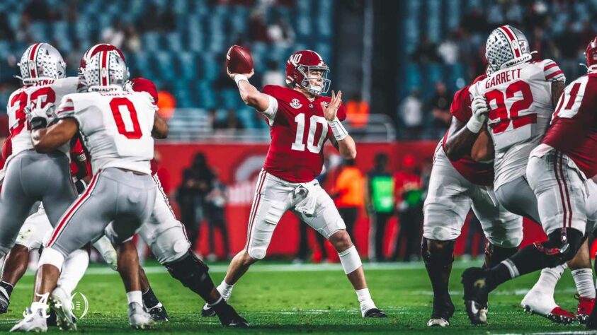 28ª New Orleans Saints: Mac Jones (QB/Alabama) - O Senior Bowl mostrou que Jones tem potencial para produzir além do sistema de Bama. O quarterback é escolhido para ser o sucessor de Drew Brees, uma missão hercúlea para qualquer ser humano.