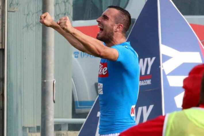 ESQUENTOU - O Tottenham mandou uma oferta pelo zagueiro da Napoli, Maksimovic, que terá o seu contrato com o clube italiano encerrado em junho. O Spurs disputa o zagueiro com mais clubes da Premier League, de acordo com o Il Mattino.