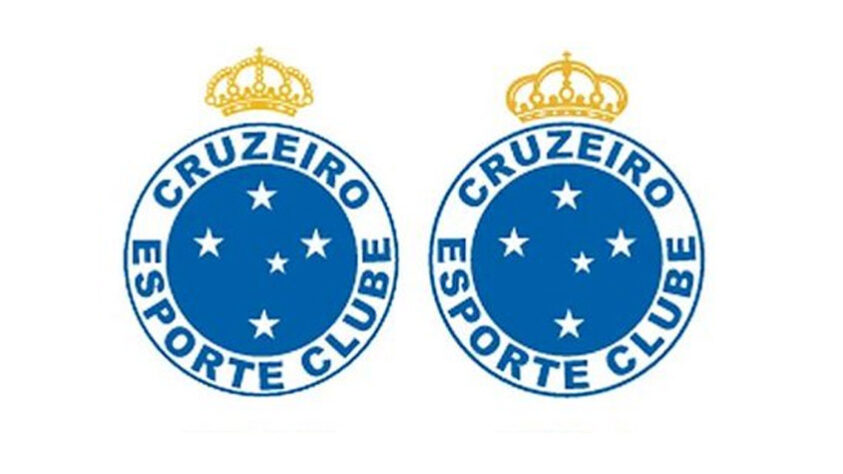 Cruzeiro - O escudo do Cruzeiro sofreu alterações ao longo dos anos. À esquerda, escudo de 2004, ano em que a Raposa conquistou a tríplice coroa. À direita, o clube mudou novamente, em 2015, as fontes das letras do escudo e a tonalidade do azul.