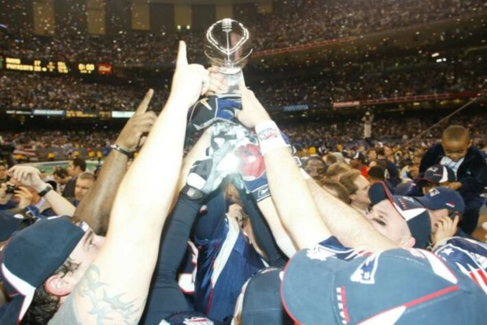 1 - Super Bowl XXXVI: New England Patriots 20 x 17 St. Louis Rams. Data: 03/02/2002. Local: Nova Orleans. Temporada 2001