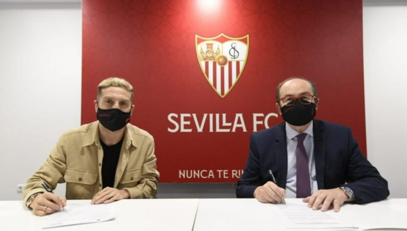 FECHADO - O Sevilla anunciou nesta terça-feira a contratação do meia Papu Gómez, de 32 anos, que estava na Atalanta. Após uma briga com o técnico Gian Piero Gasperini no clube italiano, o clima para o argentino ficou insustentável em Bérgamo. O contato do atleta será até junho de 2024.