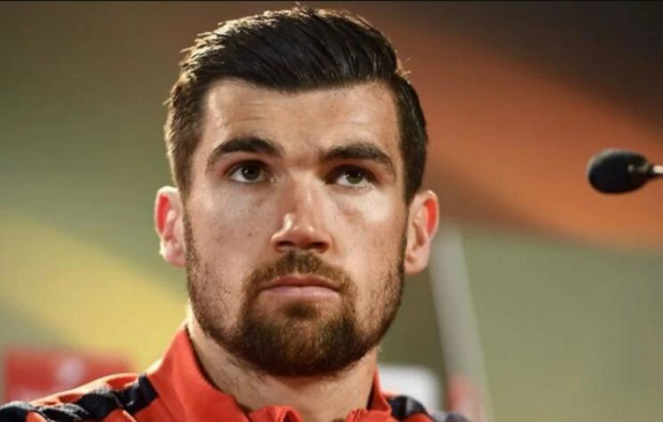  FECHADO - O Arsenal fechou o empréstimo do goleiro do Brighton, Mathew Ryan. Ele assinou vínculo até o fim da atual temporada.