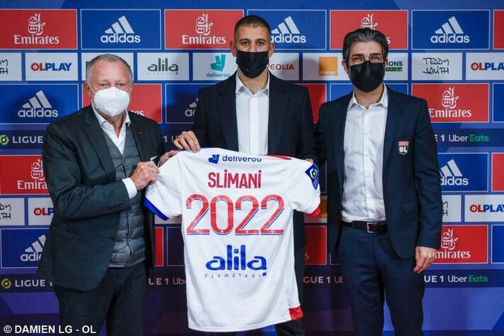 FECHADO - O Lyon fechou a contratação do atacante argelino Islam Slimani, até junho de 2022.