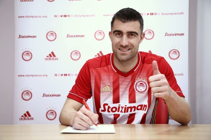 FECHADO - Sokratis Papastathopoulos fechou a sua ida ao Olympiakos até 2023 após rescindir o seu contrato com o Arsenal no começo do ano.