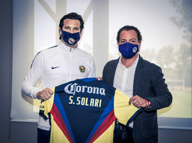 FECHADO - O América do México oficializou a chegada do técnico Santiago Solari ao clube.