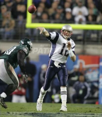 Dois anos seguidos com títulos para Tom Brady, o terceiro desde 2001. O quarterback passou para 236 jardas e dois touchdowns. Mas o MVP da partida foi Deion Branch, WR dos Pats.