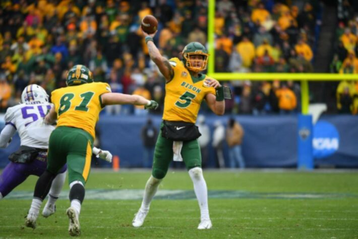 7ª Detroit Lions: Trey Lance (QB/NDSU) - Difícil imaginar a cabeça da nova gestão dos Lions. Mas vale supor que o pensamento é a médio prazo. Dito isso, Jared Goff não é a solução, com Trey Lance, com seu talento físico de elite, sendo o nome para a posição de QB. 