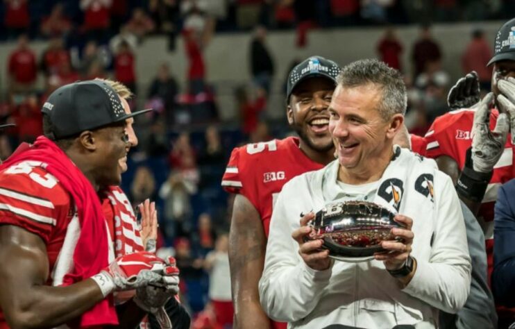 Urban Meyer – Ex-treinador de Florida e Ohio State: Multicampeão no College Football, Urban Meyer se aposentou há dois anos. Porém, o nome do treinador é sempre cogitado e terá emprego na NFL quando quiser.