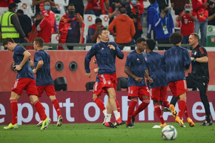 Lewandowski e demais jogadores do Bayern no trabalho de aquecimento antes da partida.