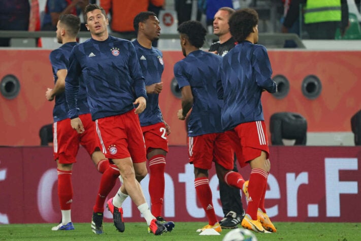 Lewandowski e demais jogadores do Bayern no trabalho de aquecimento antes da partida.