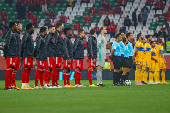 Equipes perfiladas antes do início do jogo.