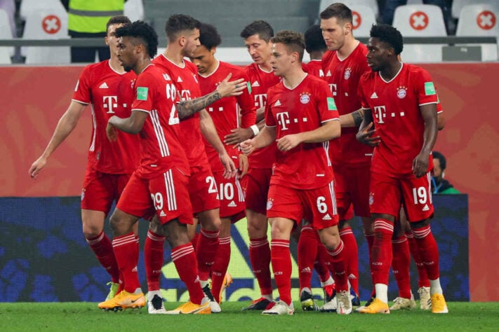 Jogadores do Bayern comemorando gol marcado por Kimmich, mas que foi anulado por posição irregular de Lewandowski antes da bola entrar.