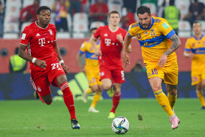 Gignac em disputa com Alaba. Francês deu trabalho para o Bayern.