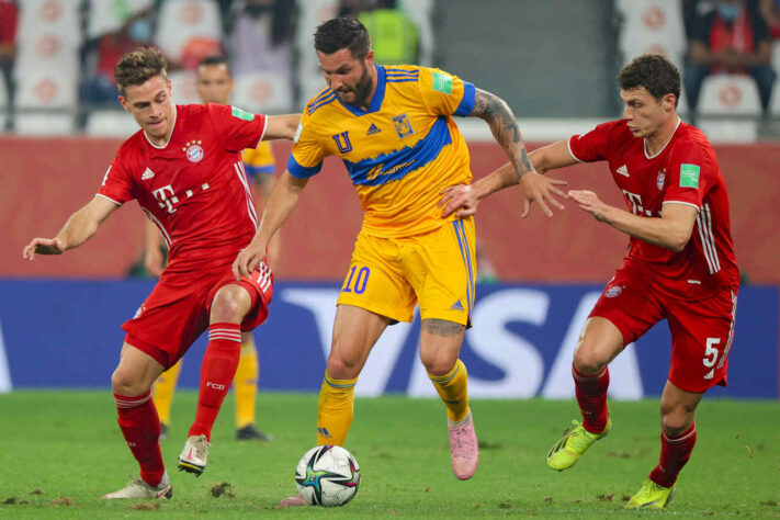 Gignac, craque do Tigres, disputando bola com Kimmich e Pavard. Jogadores do Bayern tiveram lances decisivos na partida.