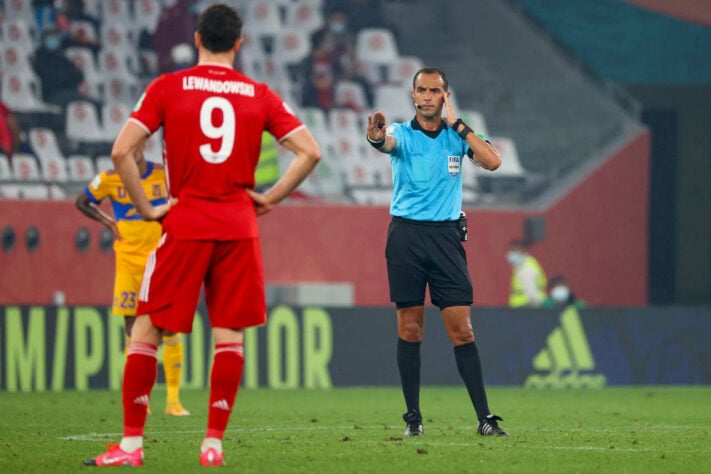 Árbitro uruguaio Esteban Ostojich antes de confirmar o gol do Bayern, marcado por Pavard, que foi validado mesmo após toque de mão de Lewandowski.