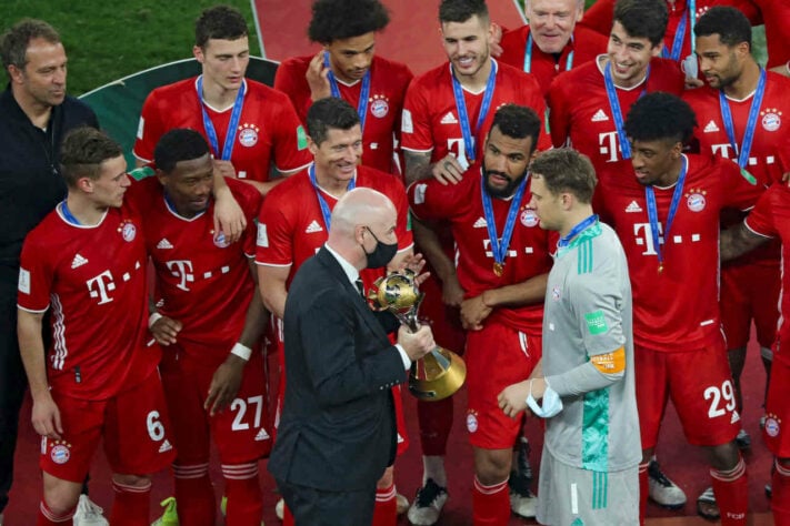 Presidente da Fifa, Gianni Infantino entregou a taça do Mundial de Clubes ao capitão Neuer, do Bayern de Munique.