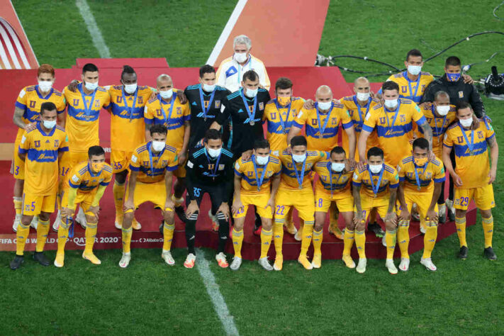 Jogadores do Tigres com a medalha de prata.