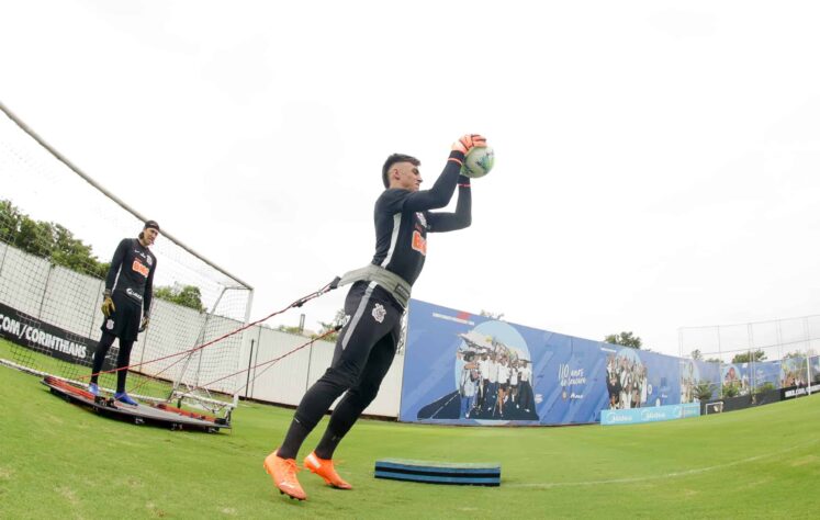 Matheus Donelli, um dos quatro goleiros da equipe principal, faz treino específico da posição.