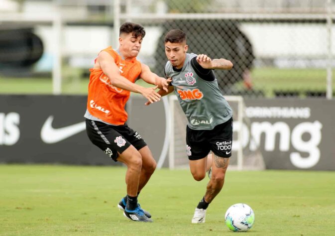 Roni e Gabriel Pereira, duas promessas da base corintiana, que já fazem parte do elenco principal, disputam a bola no treino desta sexta-feira.