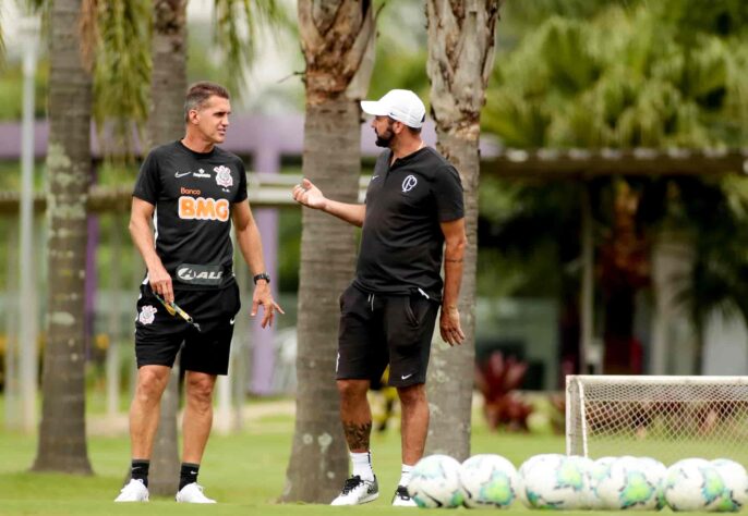 Bate-papo entre os treinadores dos times principal e sub-23 do Corinthians.