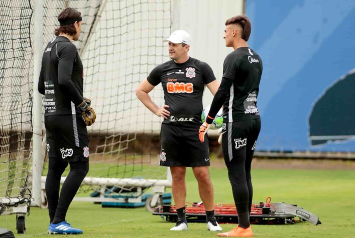 Cássio e Matheus Donelli conversam com Marcelo Carpes, preparador de goleiros.