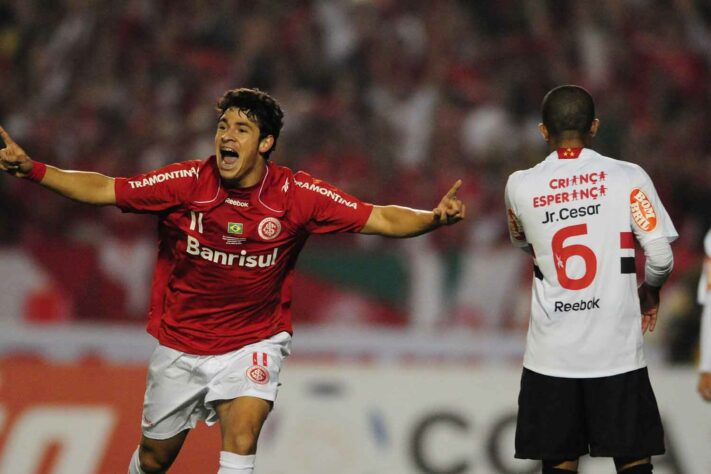 Na primeira partida, o Tricolor perdeu em casa, tomando dois gols de Rafael Sóbis e descontando com Edcarlos. Na segunda partida, o empate por 2 a 2 garantiu o título do Internacional. Fernandão e Tinga marcaram para o Colorado e Fabão e Lenílson fizeram os gols do São Paulo.