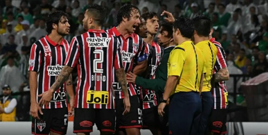 Libertadores de 2016 - Comandado por Edgardo Bauza, o São Paulo chegou longe na Libertadores de 2016, alcançando a semifinal, onde enfrentou o Atlético Nacional, da Colômbia, que já havia eliminado o time do Morumbi em 2013, na Sul-Americana. O Tricolor perdeu os dois jogos, com direito a duas polêmicas de arbitragem.