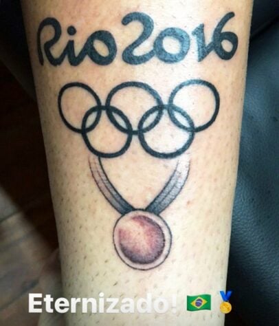 O zagueiro Luan, hoje no Palmeiras, tatuou a medalha de ouro conquistada na Olimpíada do Rio.