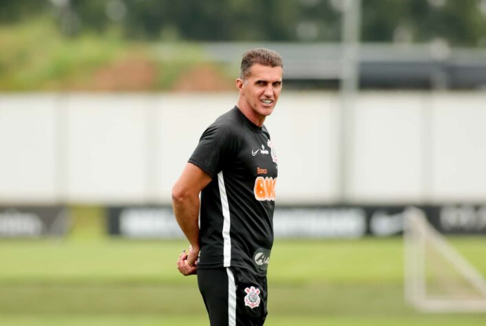 ESQUENTOU - O técnico Vagner Mancini está pressionado no Corinthians. Caso o São Paulo vença pela primeira vez no estádio corintiano, as chances de demissão do atual técnico aumentam, já que ele vive grande pressão. Ainda que se diga respaldado pela diretoria, a demissão de Mancini já foi pedida pela principal torcida uniformizada do Timão, a “Gaviões da Fiel”, em nota, há duas semanas. Na véspera do Majestoso, outra organizada corintiana, a “Camisa 12” protestou em frente ao CT. Entre os nomes expostos em cruzes, estava o do técnico.