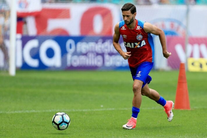 Juninho Capixaba (Bahia - Lateral-esquerdo) - 23 anos -  contrato até dezembro de 2021