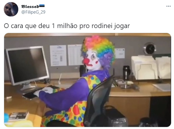 1 milhão no lixo? Expulsão de Rodinei no jogo contra o Flamengo vira meme na web