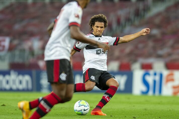 A bola longa, com Willian Arão, é um ponto forte do Flamengo. São 12,9 lançamentos certos por jogo no Brasileirão (4º do campeonato). Neste aspecto, o Fortaleza é quem mais acerta (15 por jogo), enquanto o time de Abel Braga tem média de 11.1 (12º).