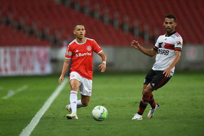ESQUENTOU - O Santos encaminhou a contratação do atacante Marcos Guilherme, do Internacional. O jogador chega por empréstimo até o fim da temporada.
