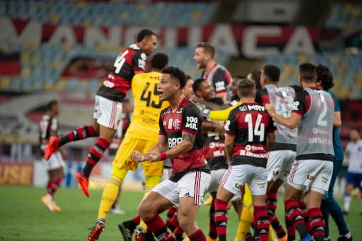 1º - Flamengo - 36 pontos em 18 jogos. Onze vitórias, três empates e quatro derrotas. Trinta e quatro gols marcados e vinte e um sofridos. 66.67% de aproveitamento.