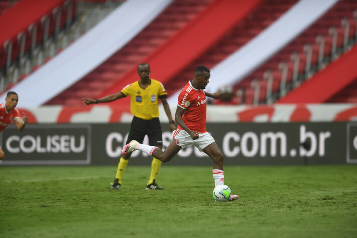 São nove pênaltis a favor do Colorado - que tem Edenílson como principal cobrador - neste Brasileirão. O Flamengo, por sua vez, conta com Gabigol, e já sofreu 10 pênaltis no campeonato. São o quarto e terceiro time neste quesito, que tem o Santos, com 13, como líder.