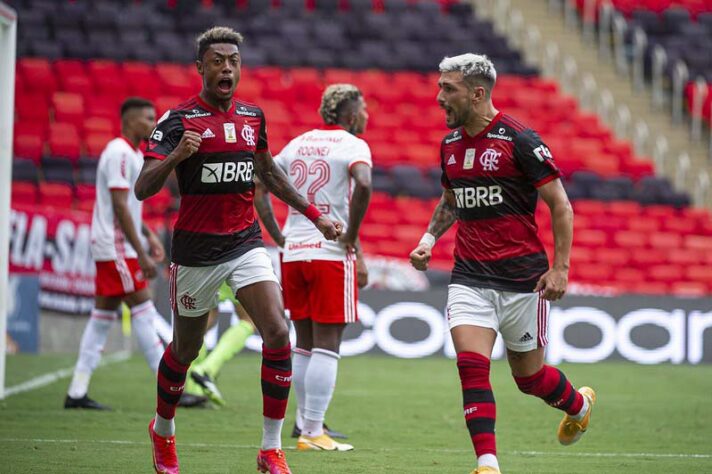 Com a vitória na partida contra o Internacional, o Flamengo assumiu a liderança do Brasileirão e agora é o mais cotado para ficar com a taça. O LANCE! montou uma galeria atualizada com as chances de cada clube - conforme a tabela no momento - de título, vaga para a Libertadores (G6) e rebaixamento. Os dados são do Departamento de Matemática da Universidade Federal de Minas Gerais (UFMG).