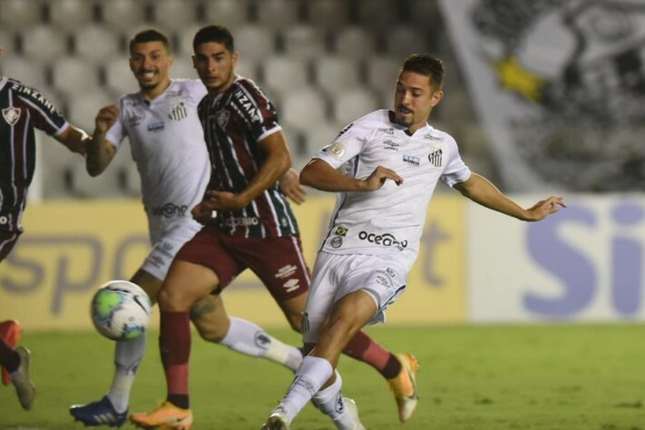 ESQUENTOU - O Inter também avançou na negociação por Jean Mota, do Santos, e deve tirar o jogador da Vila Belmiro em breve. A informação foi publicada pelo repórter Lucas Musetti, da Gazeta Esportiva. Ainda segundo a Gazeta, a equipe da MLS entende que Jean Mota e Raphael Veiga jogam em posições diferentes e, portanto, cumprem funções distintas em campo. Assim, a contratação de um deles não inviabilizaria a do outro.