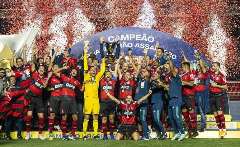 O Flamengo foi campeão do Brasileirão 2020 e faturou a bolada de R$ 33 milhões pela primeira posição. Com o encerramento do Brasileirão, o LANCE! listou quanto cada time recebeu ao final da competição de acordo com a classificação. A quantia pode apresentar pequena variação entre os clubes que têm contrato com a Globo e os que têm vínculo com a Turner. Vale lembrar que as quatro equipes rebaixadas não recebem premiação. Confira o ranking!