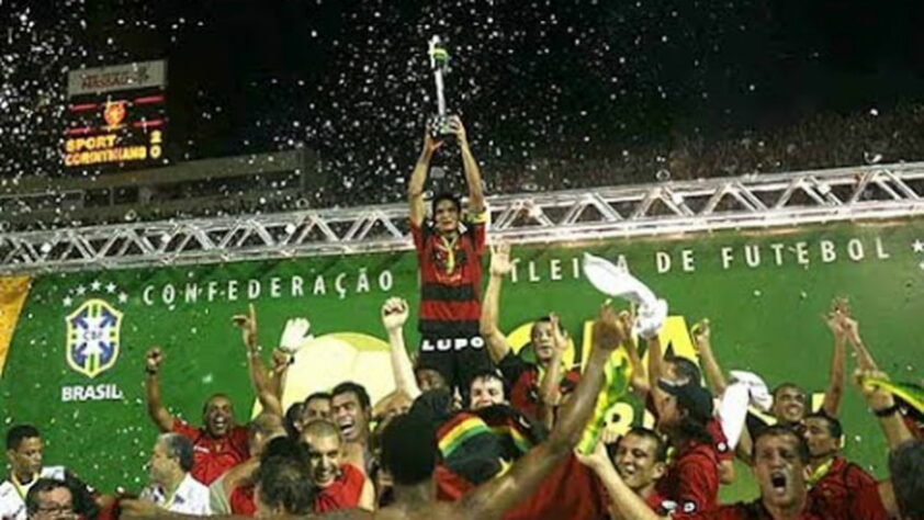 Sport - 2 títulos: um Campeonato Brasileiro e uma Copa do Brasil