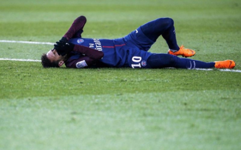 Já pelo PSG, em novembro de 2017, Neymar sentiu dores na coxa esquerda durante a partida contra o Anderlecht, pela Liga dos Campeões. O jogador ficou 11 dias fora. Pouco tempo depois, reclamou novamente de dores musculares na coxa e ficou mais dez dias parados em janeiro de 2018. 