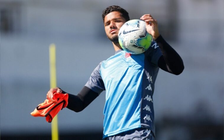 ESQUENTOU - O lateral Henrique, que pertencia ao Vasco, já viajou para a França para assinar com o Lyon. O defensor era alvo de críticas de parte da torcida cruz-maltina e agora vai jogar no Velho Continente.