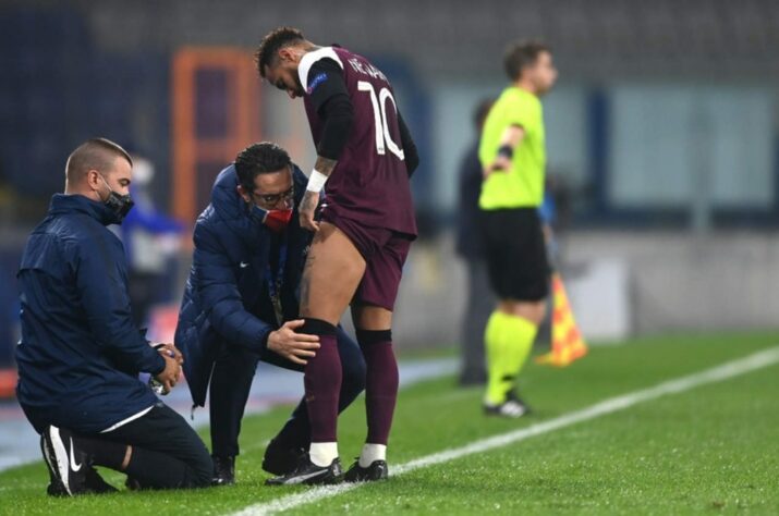 Já em outubro de 2020, Neymar  deixou o jogo válido pela 2ª rodada da Liga dos Campeões, contra o Istanbul Basaksehir, aos 26 minutos do primeiro tempo, com dores na coxa. Após constatar lesão no adutor, o brasileiro perdeu os jogos contra Nantes e Rennes, pelo Francês, e a partida contra o RB Leipzig, pela Champions. Ele também perdeu as partidas da Seleção Brasileira contra Venezuela e Uruguai, pelas Eliminatórias da Copa de 2022.